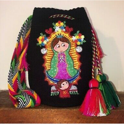 Bolso grande decorado con imagen y recamado con cristales.