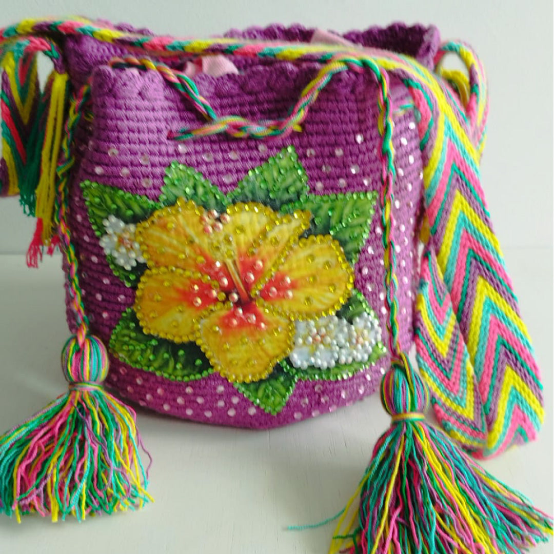 Bolso grande decorado con imagen y recamado con cristales.