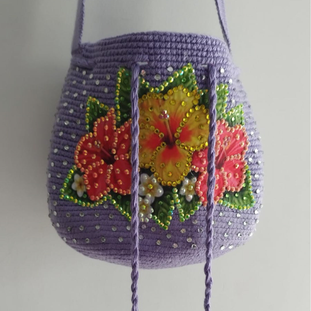 Bolso mediano decorado con imagen y recamado con cristales.