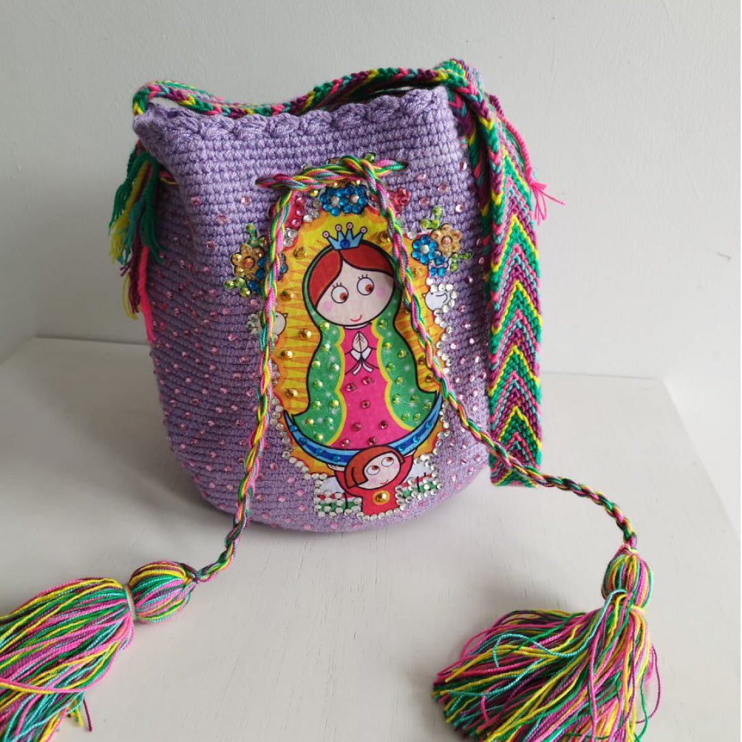 Bolso mediano decorado con imagen y recamado con cristales.