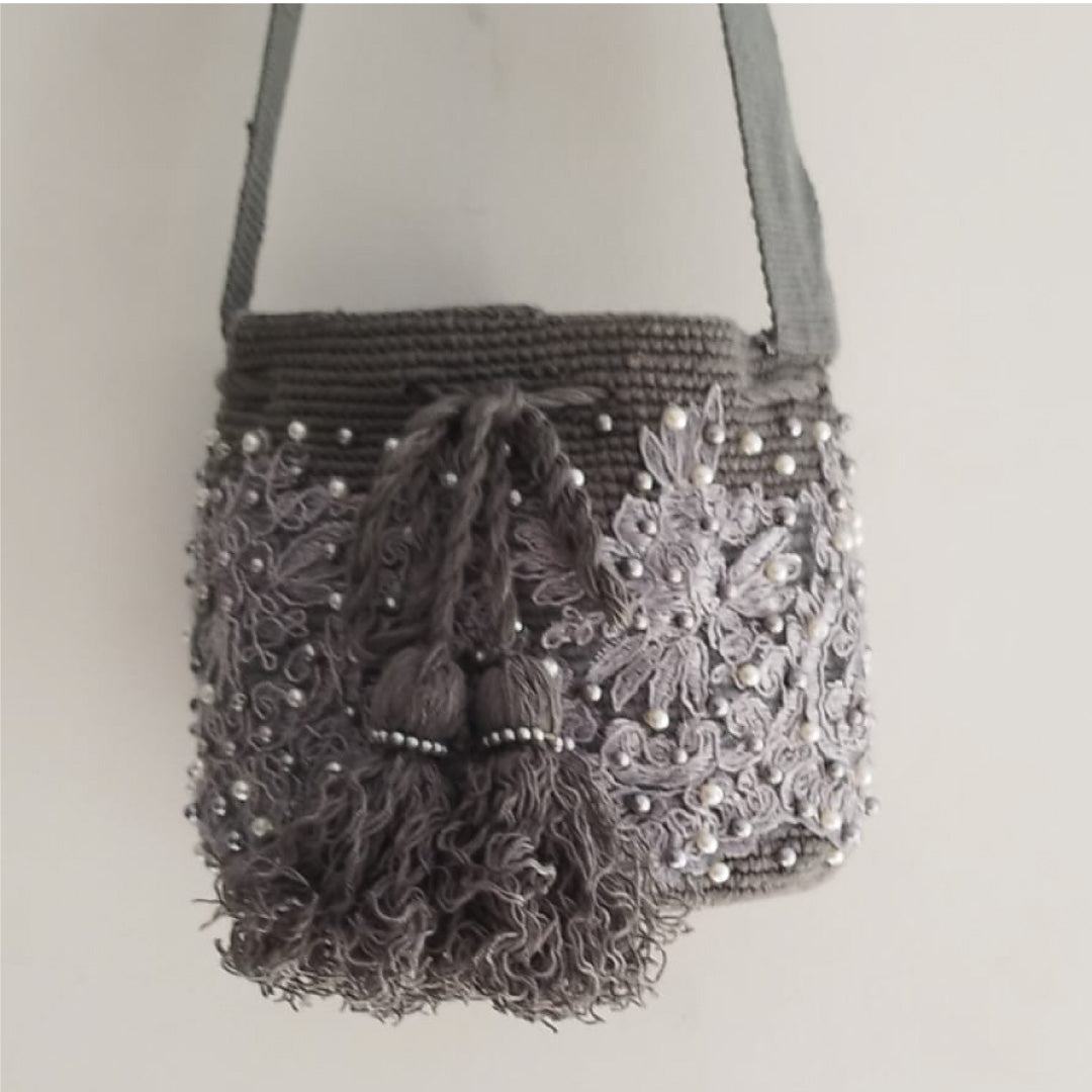 Bolso mini decorado: apliques y perlas