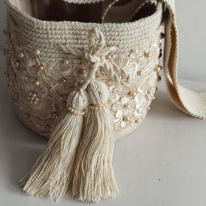 Bolso mini decorado: apliques y perlas