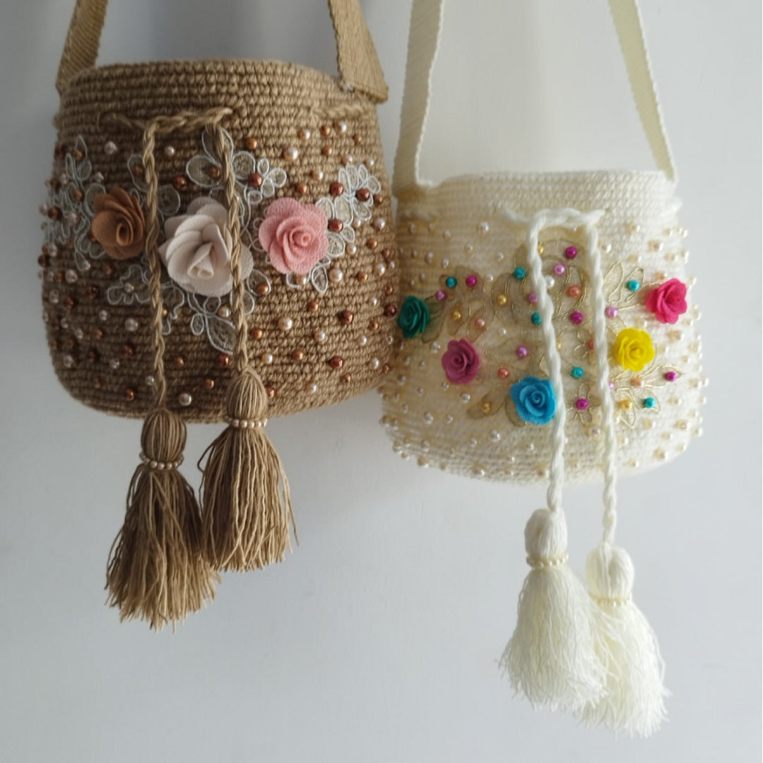 Bolso mini frente decorado: apliques y perlas