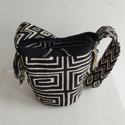 Mochila wayuu grande con hilo guajiro